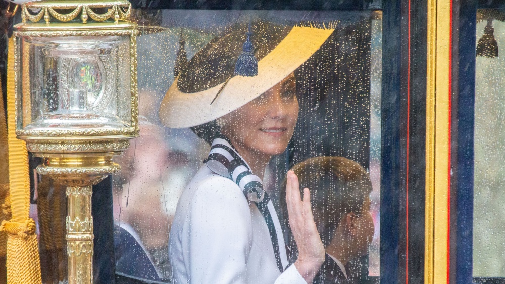 Saluto reale dal balcone, Kate riappare in pubblico per i festeggiamenti di Carlo III