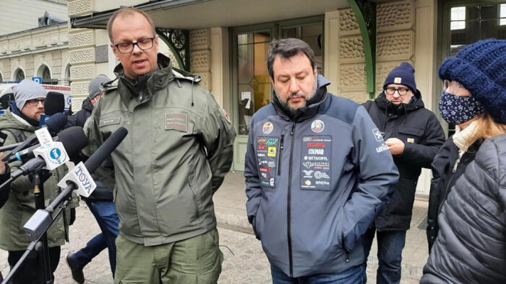 Salvini contestato al confine tra Polonia e Ucraina, il sindaco gli ricorda la vicinanza a Putin e non lo riceve