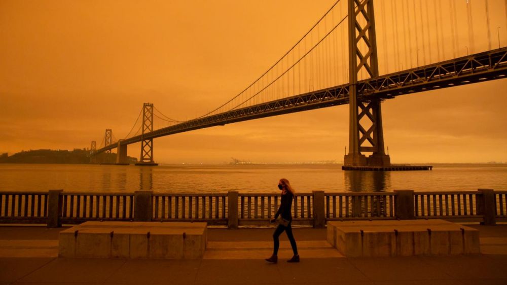 San Francisco con il cielo arancione, effetto degli incendi in California, con il fumo trasportato dal vento