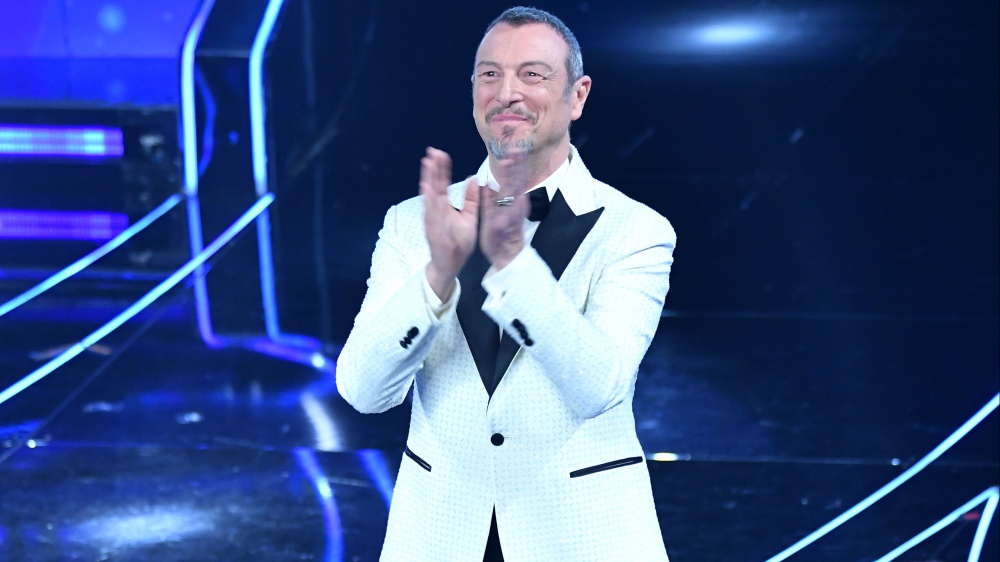 Sanremo 2024, emozionante il ricordo di Toto Cutugno, la sua “Gli amori” sul palco dell’Ariston