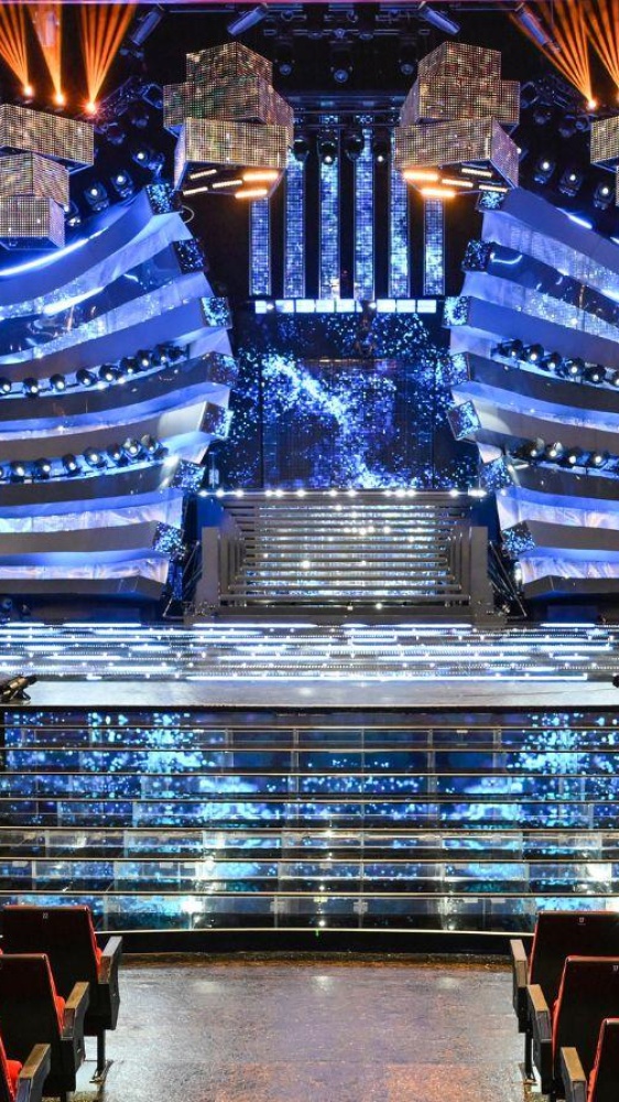 Sanremo 2025, l'Ariston si trasforma in un tecno-salone delle feste: ecco la scenografia