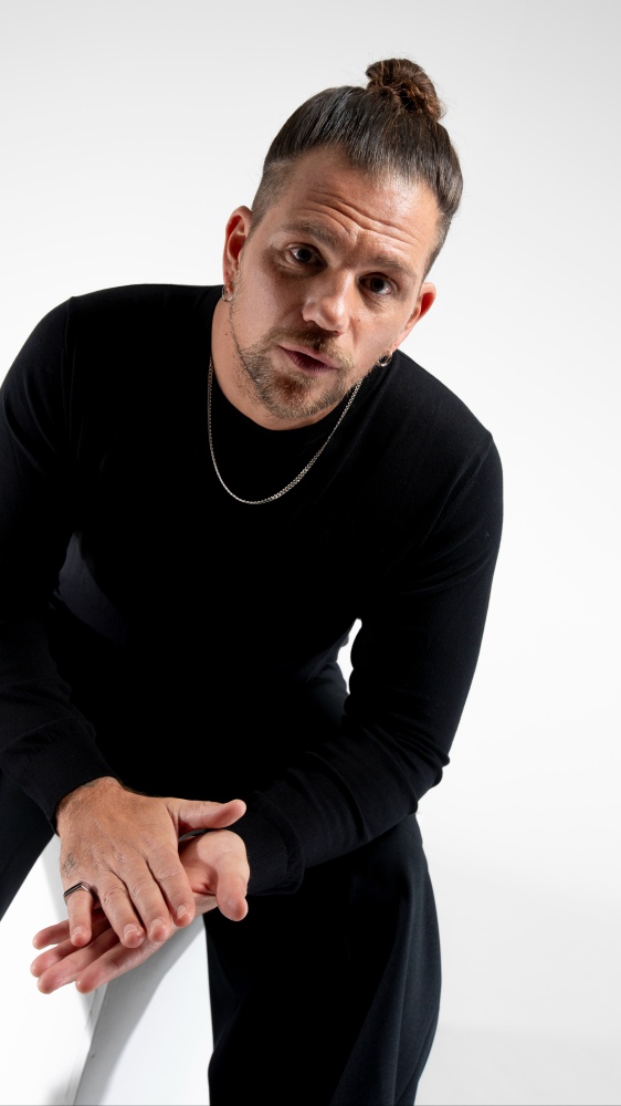 Sanremo 2026, Enrico Nigiotti su RTL 102.5: "Continuo ad essere molto legato alla mia Livorno"