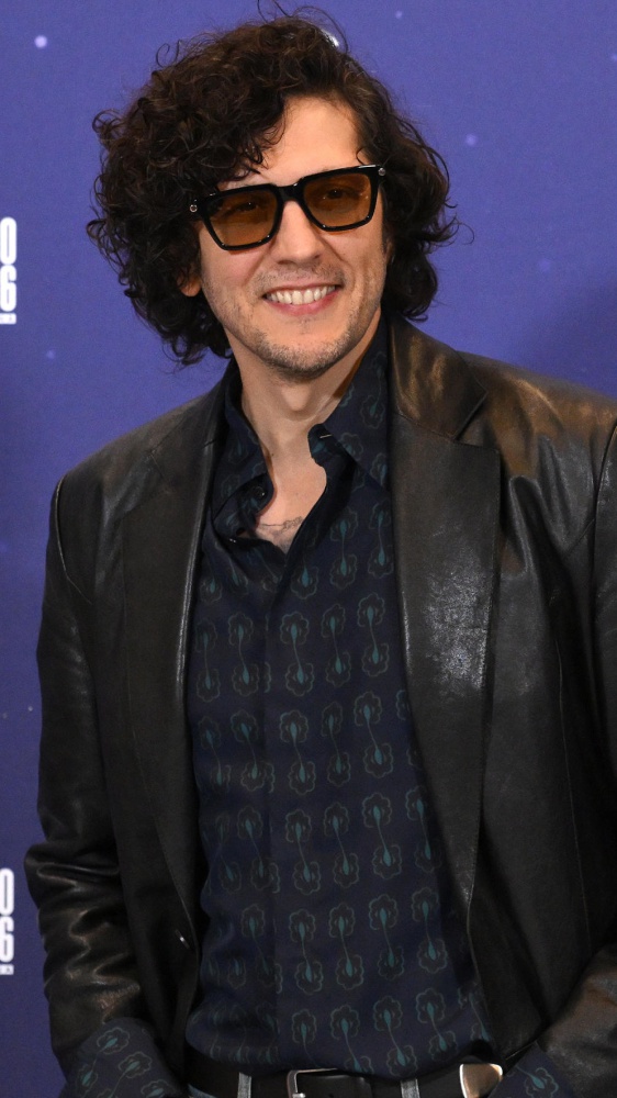 Sanremo 2026, Ermal Meta insieme a Dardust nella serata dei duetti. La cover di "golden hour"