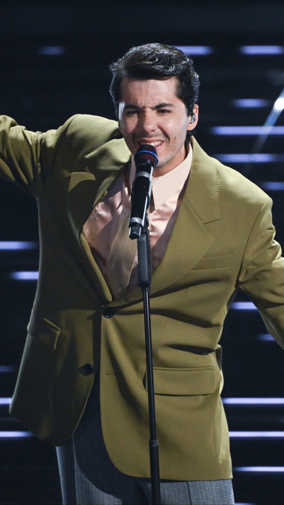 Sanremo 2026, Fulminacci e Francesca Fagnani cantano “Parole parole” nella serata delle cover