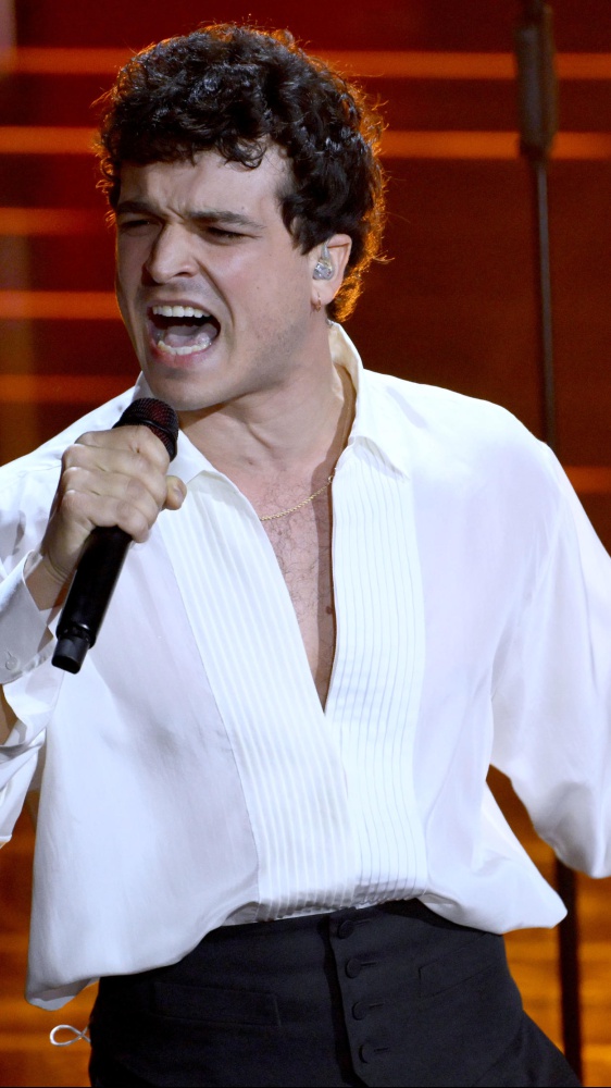 Sanremo 2026, Leo Gassmann e Aiello nella serata duetti con "Era tutto già previsto" di Riccardo Cocciante