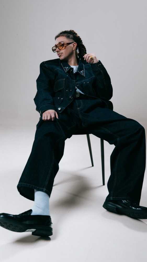 Sanremo 2026, Sayf duetta con Alex Britti e Mario Biondi sulle note di “Hit the Road Jack” nella serata cover