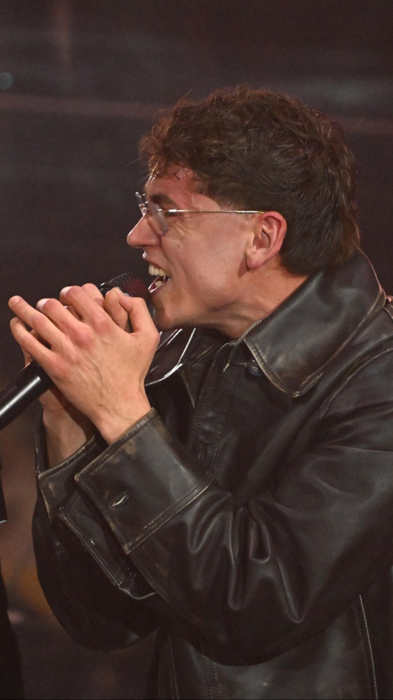 Sanremo 2026, Tredici Pietro racconta a RTL 102.5 l’emozione di cantare con il padre Gianni Morandi nella serata cover
