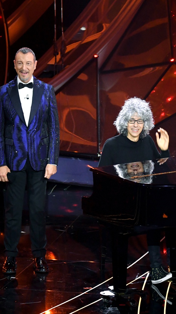 Sanremo accoglie Giovanni Allevi: Il maestro, sul palco dell'Ariston, torna a suonare il pianoforte in pubblico dopo due anni a causa della malattia