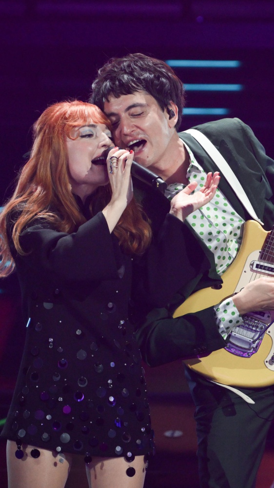 Sanremo 2026, “Il mondo” di Maria Antonietta e Colombre nella serata dei duetti con Brunori Sas