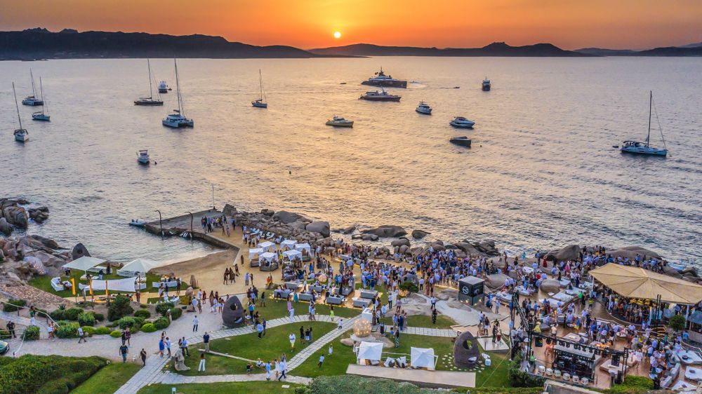 Sardegna, chiude anche il Phi Beach in Costa Smeralda, tampone a tutto il personale, oggi gli esiti