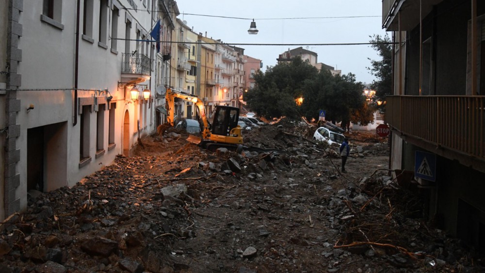 Sardegna flagellata dal maltempo, a Bitti si piangono 3 vittime e si scava per liberare le strade da fango e detriti