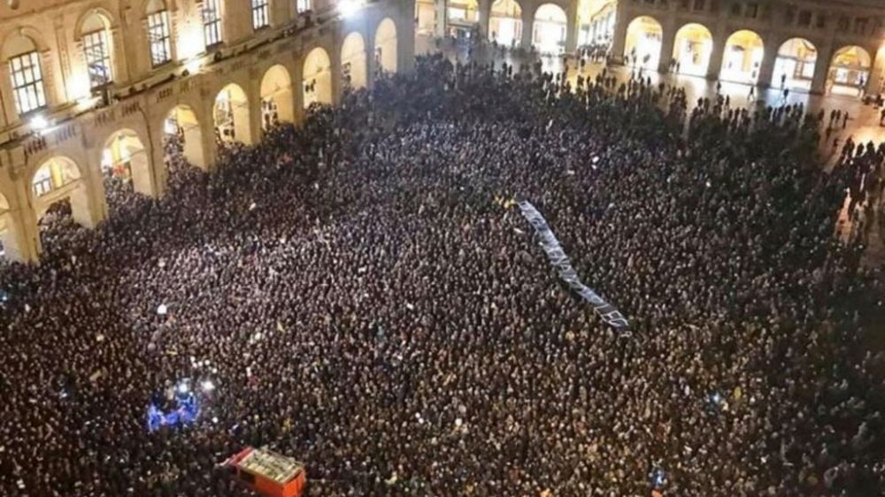 Sardine, prof agli studenti: "Se vi becco in piazza vi rimando a settembre"