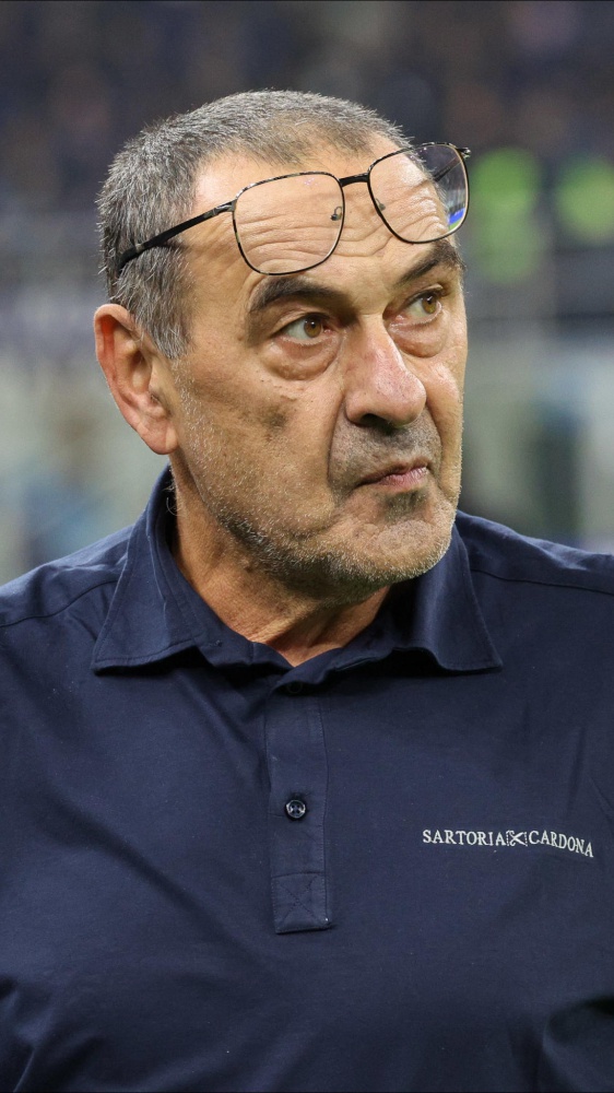 Sarri dopo la sconfitta con l'Inter: "È ora di pensare a noleggiare arbitri dall'estero". La Lazio frena con un comunicato stampa