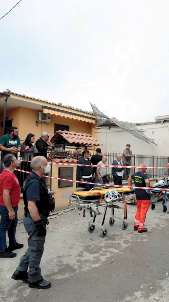 Saviano, crolla una palazzina con dentro una famiglia. Morti due bambini, si scava tra le macerie