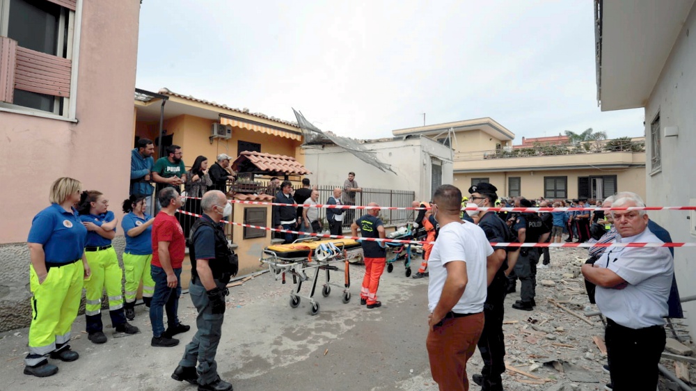 Saviano, crolla una palazzina con dentro una famiglia. Morti due bambini, si scava tra le macerie