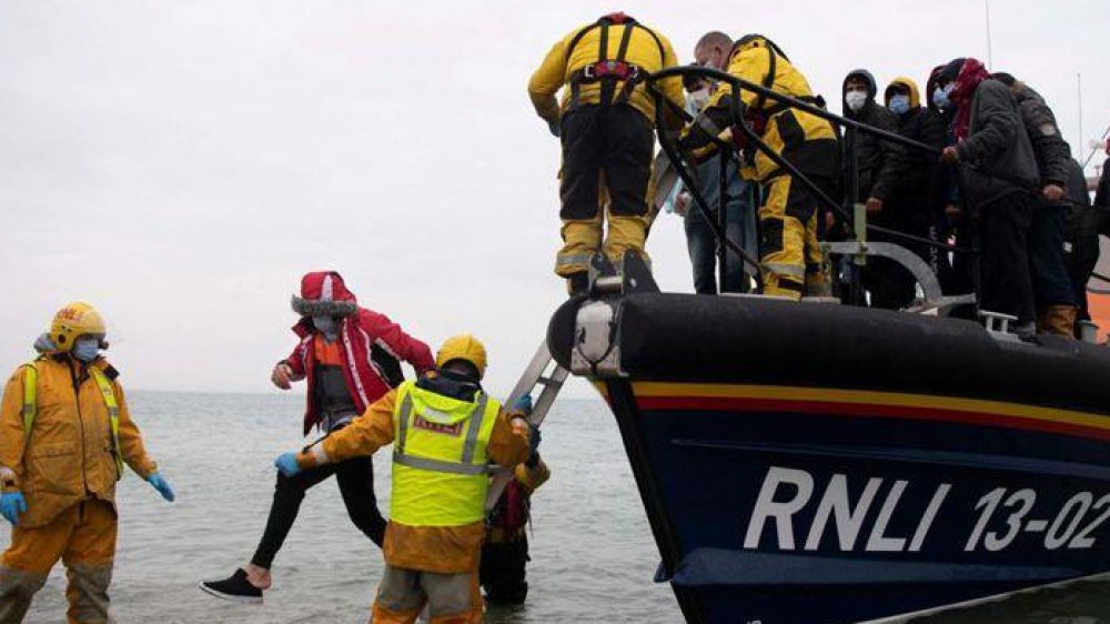 Scambio di accuse tra Francia e Gran Bretagna sui migranti dopo il naufragio nel Canale della Manica e la morte di 27 persone