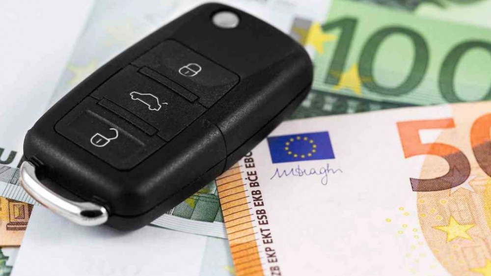 Scattano oggi gli incentivi statali per l'acquisto di auto e moto ecologiche, previsti fino a 5.000 euro di bonus