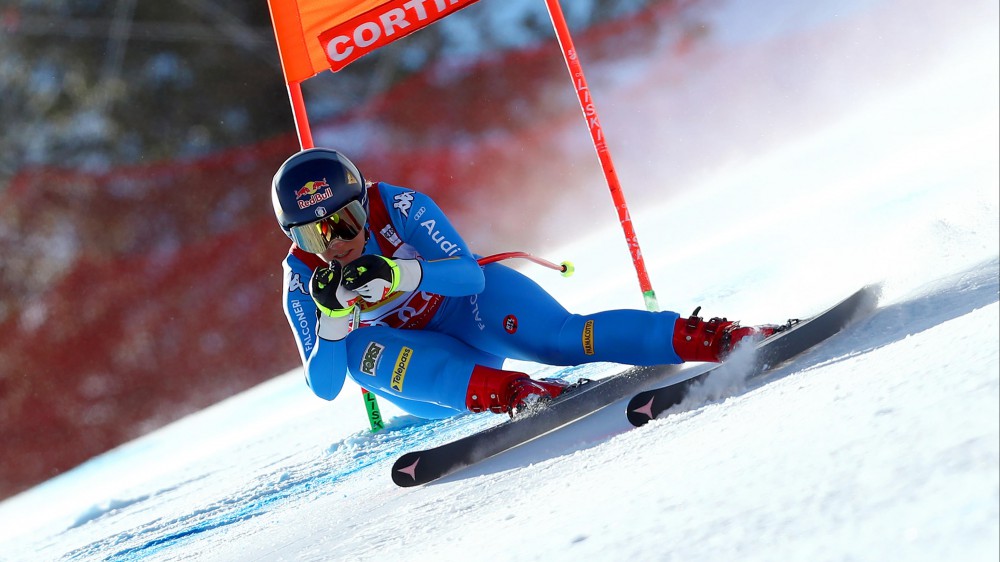 Sci, Elena Curtoni vince il superG di Cortina, paura per la caduta di Sofia Goggia