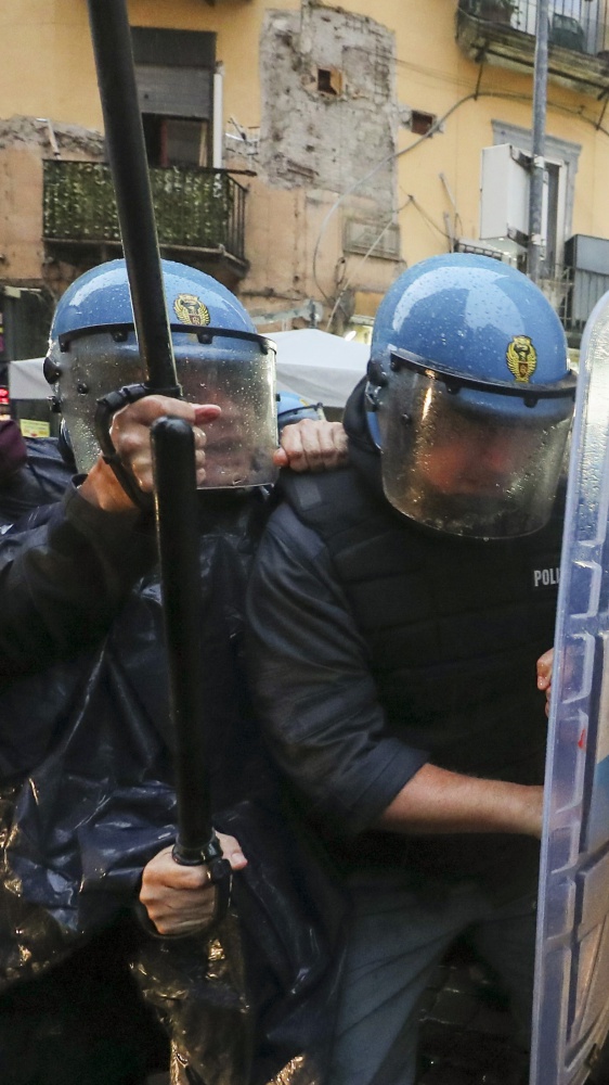 Sciopero a Torino, scontri tra polizia e manifestanti,  sei agenti feriti