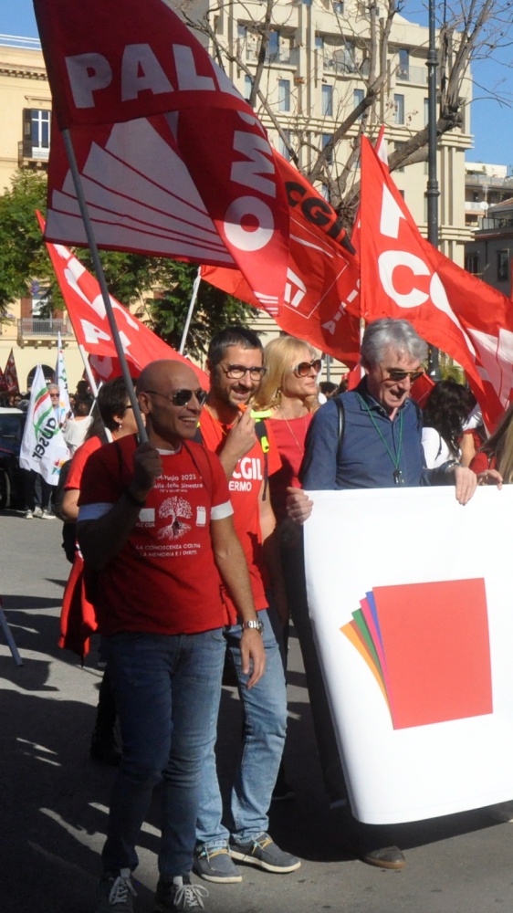 Sciopero, Cgil e Uil in piazza: "Il Paese va a sbattere"; Salvini: “Abbiamo tutelato il diritto a muoversi”
