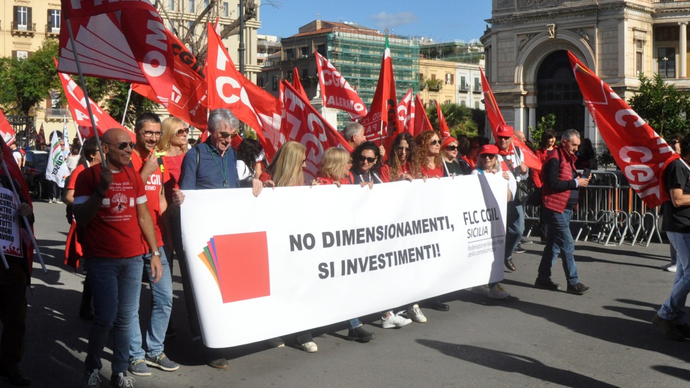 Sciopero, Cgil e Uil in piazza: "Il Paese va a sbattere"; Salvini: “Abbiamo tutelato il diritto a muoversi”