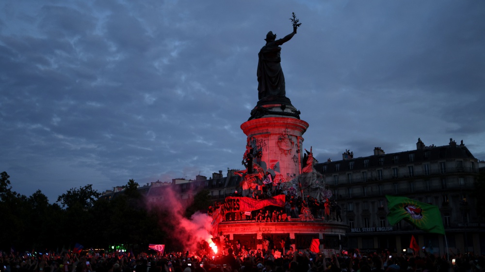 Scontri e cariche a Parigi, incidenti in altre città