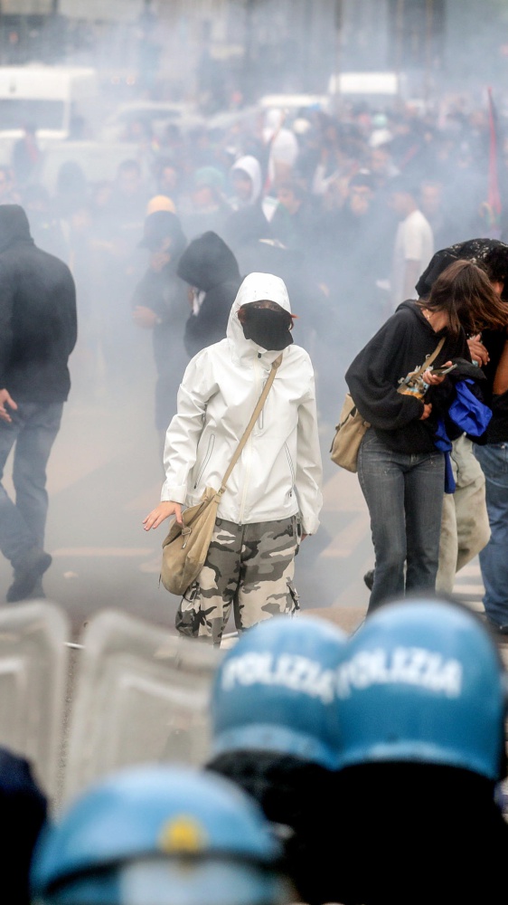 Scontri tra manifestanti e Polizia a Milano al corteo per Gaza, manifestazioni e disagi in tutta Italia