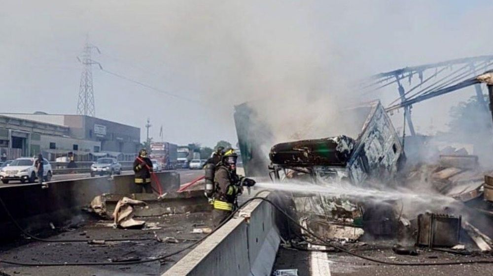 Scontro camion, autocisterna in fiamme su A4, un morto