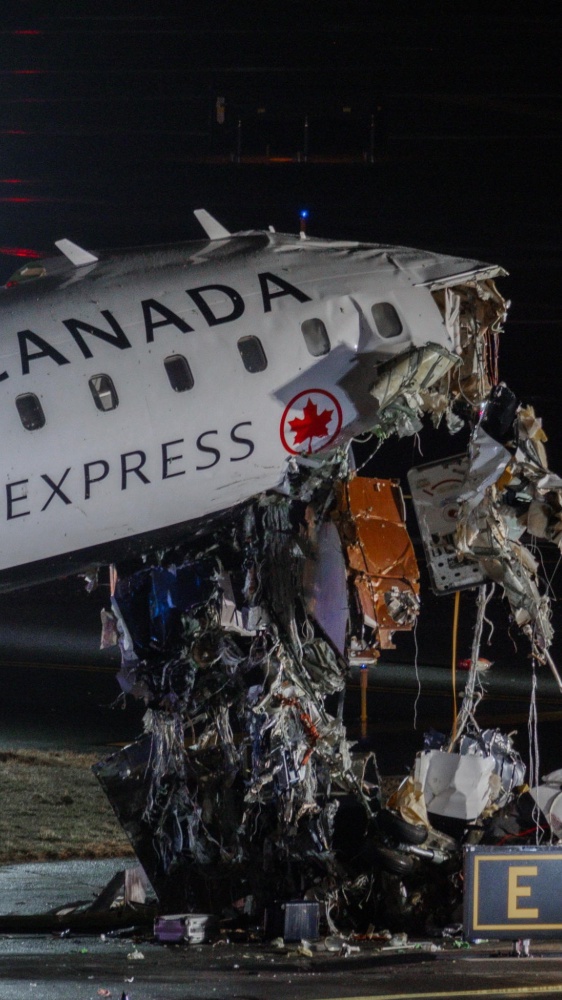 Scontro in pista a New York tra un aereo e un mezzo dei pompieri, due morti - 