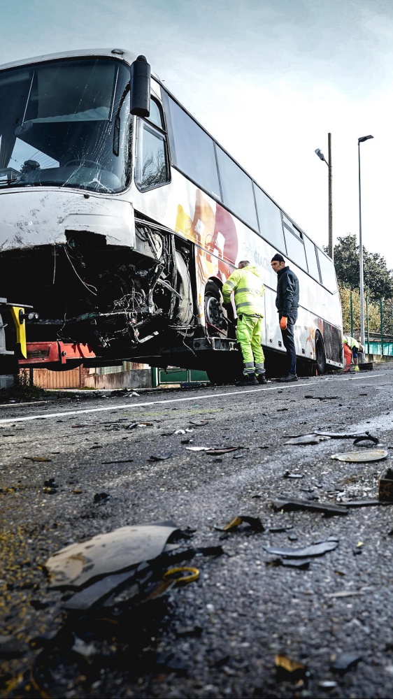 Scontro mortale ad Arignano tra un'auto uno scuolabus. Morto il conducente della macchina