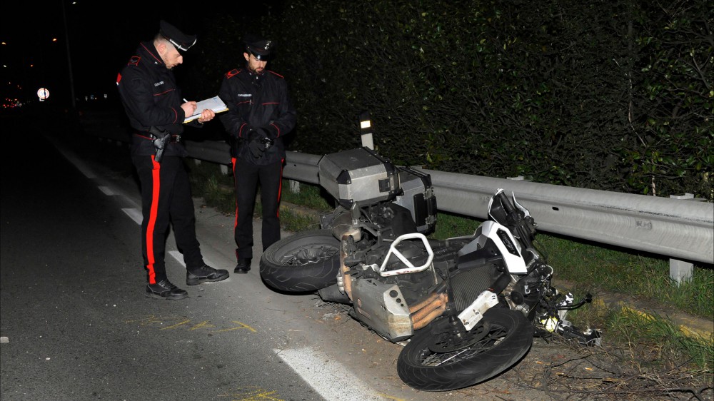 Scontro moto-monopattino nel Milanese, due vittime