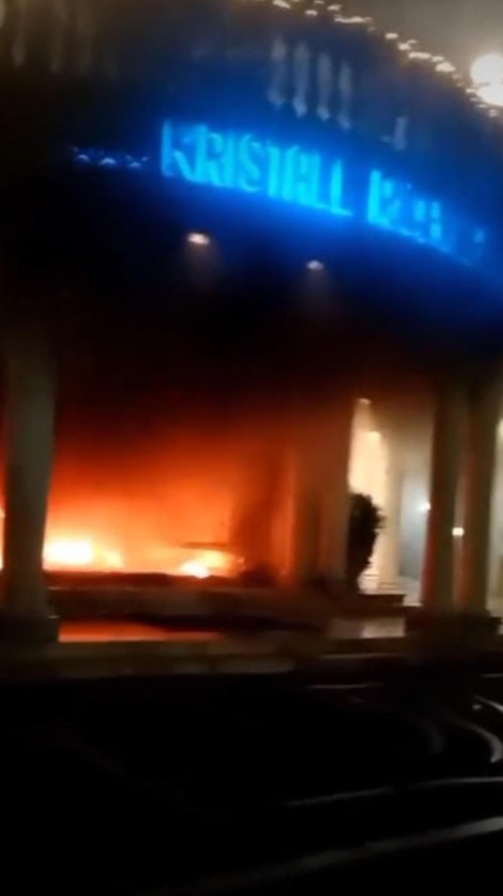 Scoppia un incendio alla festa di nozze, lo sposo tenta di spegnere il fuoco e si ustiona