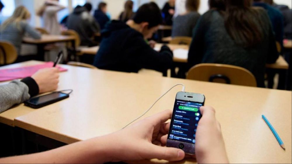 Scuola, a Cefalù niente cellulare ma due break nell'arco delle ore