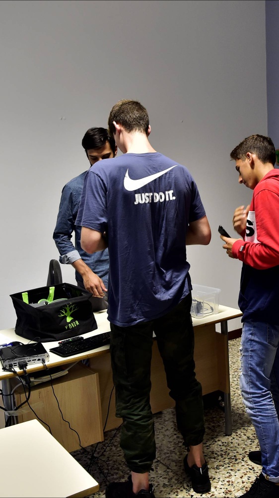 Scuola, stop agli smartphone anche alle superiori: uso vietato durante tutta la giornata scolastica