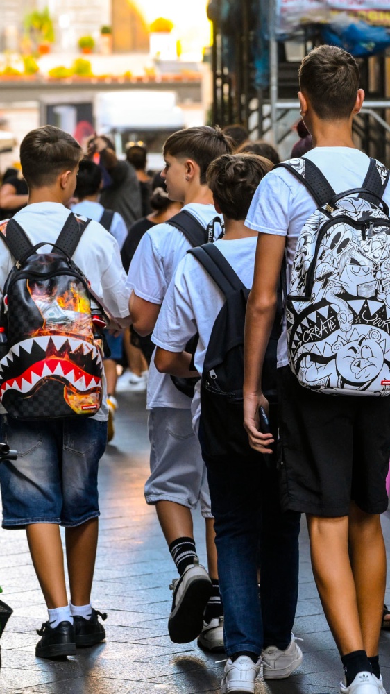 Scuola, vietati gli outfit eccentrici. I presidi emanano circolari, diffondono depliant e minacciano sanzioni