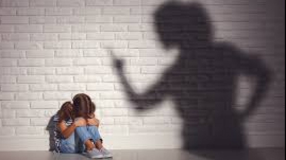 Secondo uno studio nel lockdown i genitori diventano più aggressivi, il 29% ha usato punizione fisiche, l' 84% ha alzato la voce