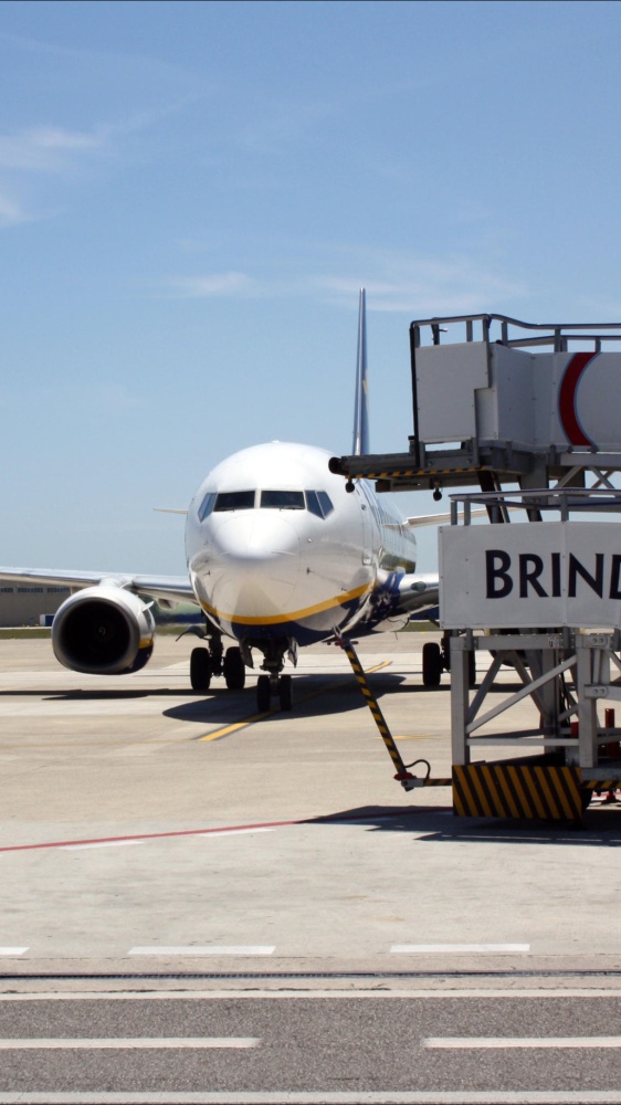 Senza carburante fino a domani l'Aeroporto di Brindisi, limitazioni nel rifornimento a Reggio Calabria e Pescara