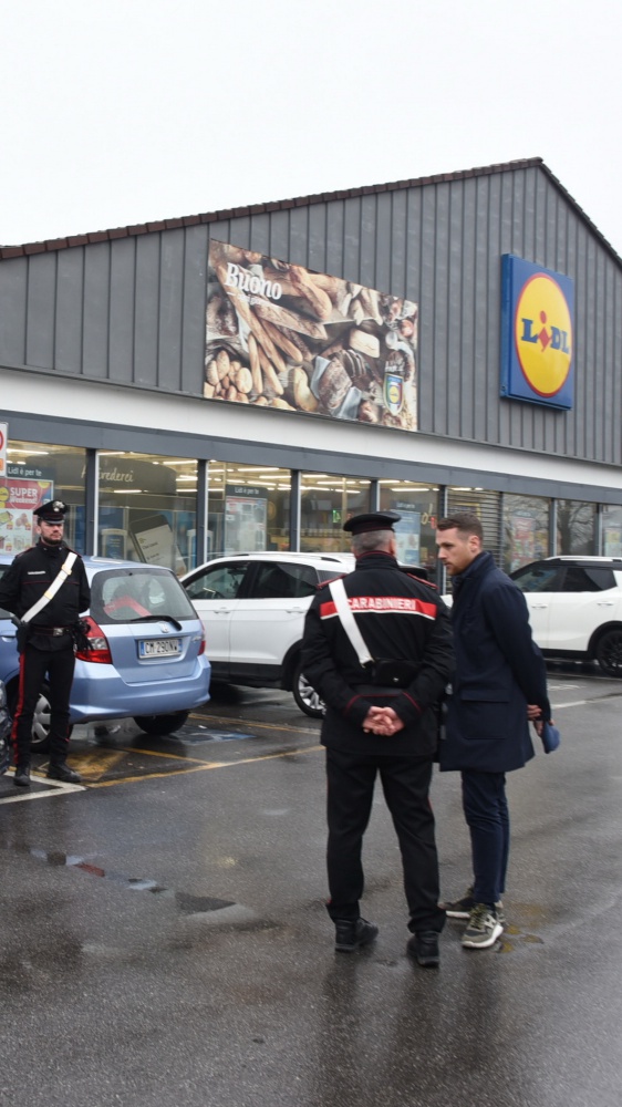 Seriate, donna accoltellata dal marito nel parcheggio di un supermercato. Ricoverata in ospedale in gravi condizioni