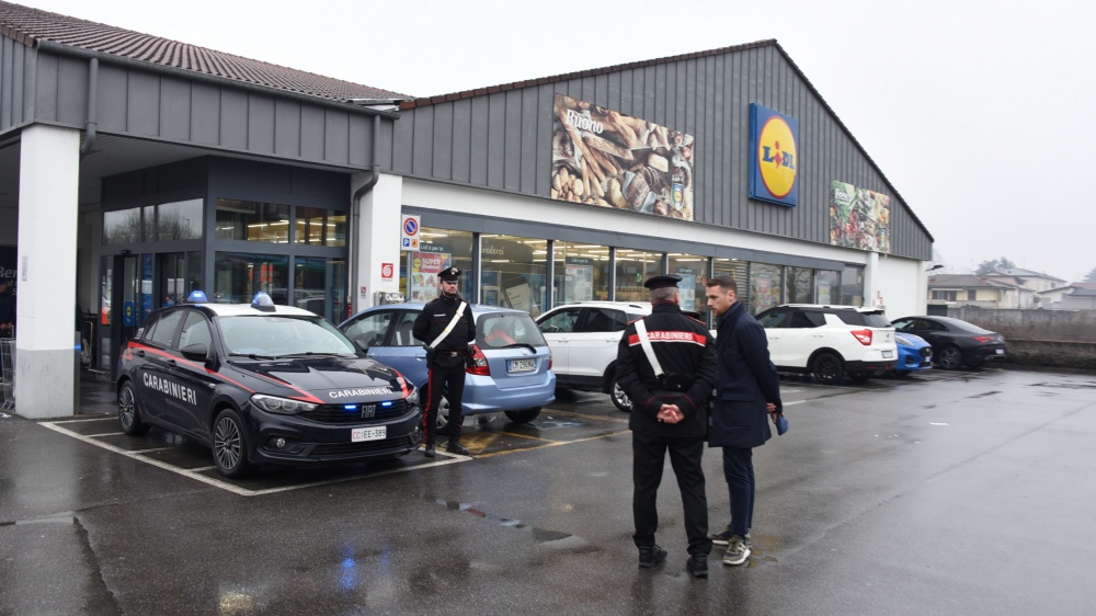 Seriate, donna accoltellata dal marito nel parcheggio di un supermercato. Ricoverata in ospedale in gravi condizioni