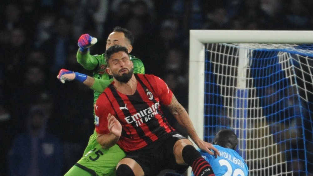 Serie A, 1-0 al Napoli, Milan in testa alla classifica, la Juventus blinda il quarto posto