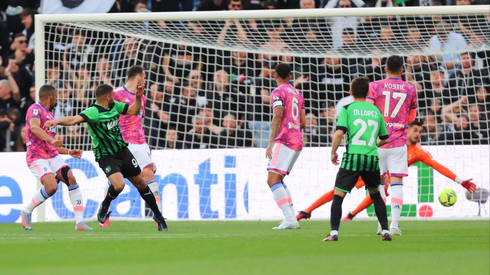 Serie A, cade ancora la Juventus, battuta dal Sassuolo; la Roma è sempre più terza, dopo il 3-0 all'Udinese