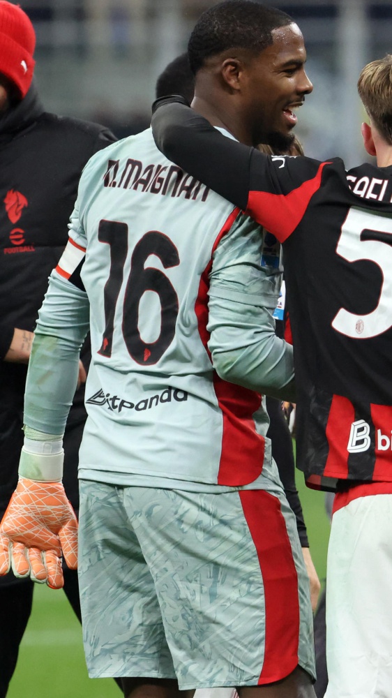 Serie A, il Milan soffre ma vince il derby. Roma prima in classifica, vincono anche Parma e Lazio