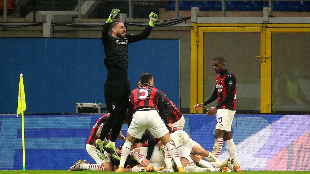 Serie A, il Milan vince contro la Lazio a tempo scaduto e tiene così la testa della classifica sull'Inter, che batte il Verona