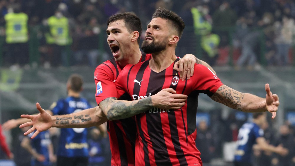 Serie A, il Milan vince il derby con l'Inter 2-1 in rimonta e si porta a -1 in classifica, Roma-Genoa 0-0, Fiorentina-Lazio 0-3