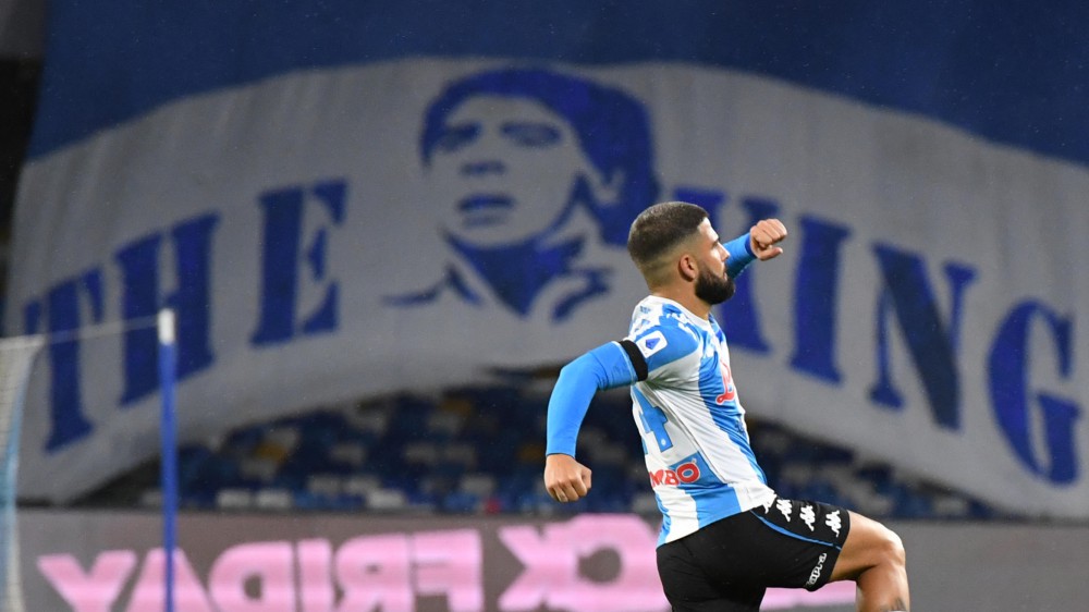 Serie A, il Napoli batte 4-0 la Roma, successo dedicato a Diego Armando Maradona, in testa allunga il Milan