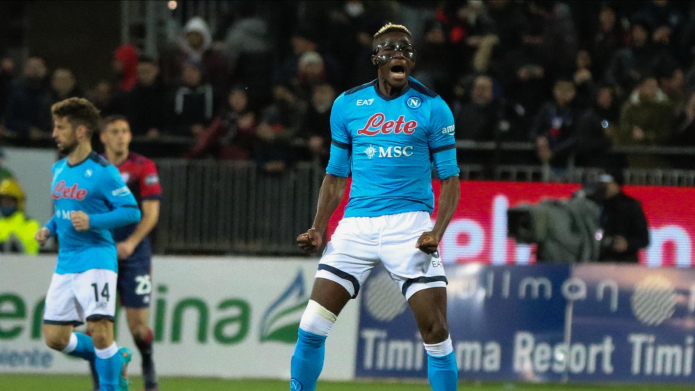 Serie A, il Napoli pareggia a Cagliari e manca l'aggancio al Milan, il Bologna batte lo Spezia e ritrova la vittoria