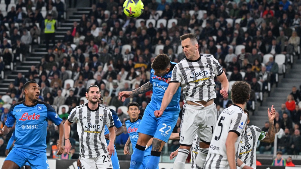 Serie A, il Napoli vince all'ultimo minuto in casa della Juve; le doppiette di Lukaku e Leao lanciano Inter e Milan