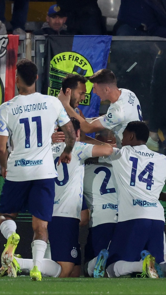 Serie A: l'Inter batte il Como, vola a +9 sul Napoli e assapora lo scudetto. 3 punti anche per Bologna e Genoa