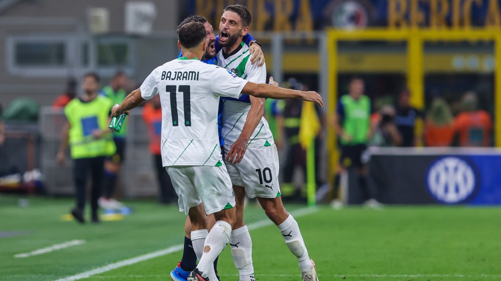 Serie A: L'Inter cade in casa contro il Sassuolo, il Milan raggiunge i neroazzuri in testa alla classifica. Vittorie anche per Lazio, Empoli, Napoli e Atalanta