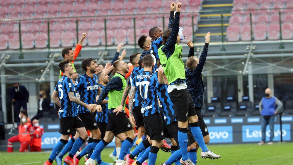 Serie A, l'Inter festeggia lo scudetto battendo la Sampdoria 5-1, il Napoli vince a La Spezia 4-1 e sale al secondo posto in classifica